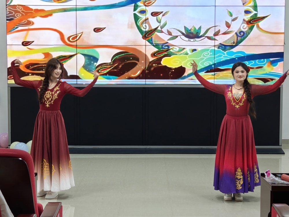 ����ϲ��Ů���½��赸�ݳ�