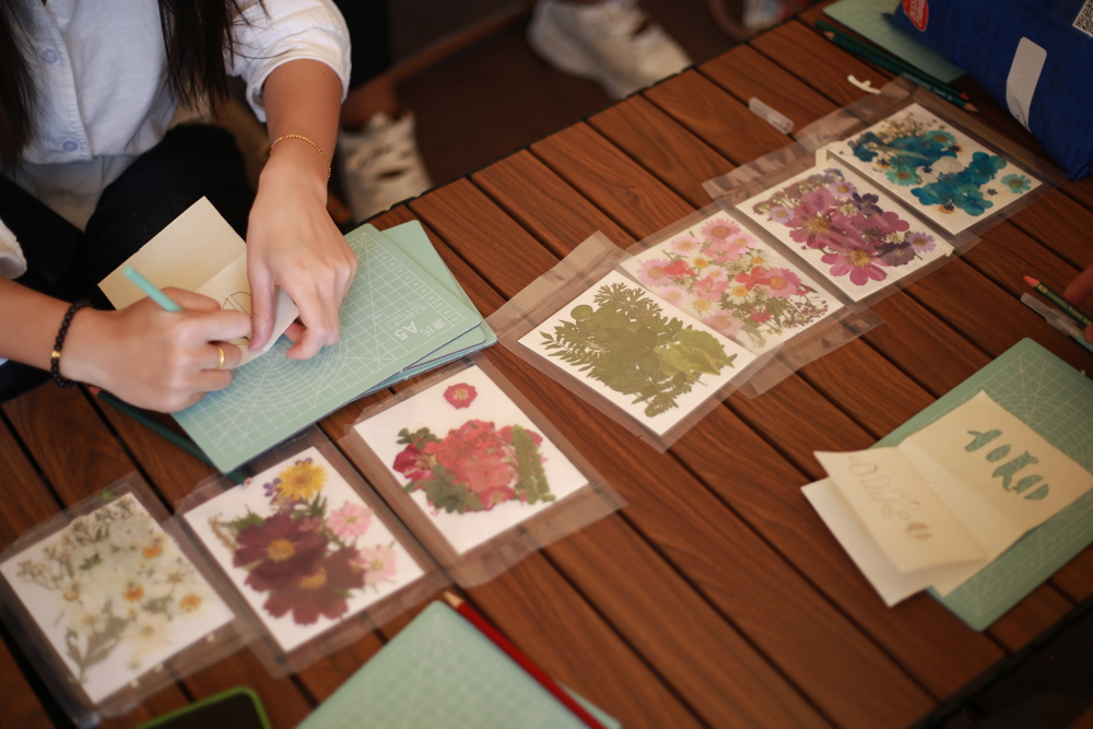 ͬÑâÃÇÖÆ×÷ÊÖ¹¤¸É»¨Ã÷ÐÅÆ¬ ͬÑâÃÇÖÆ×÷ÊÖ¹¤¸É»¨Ã÷ÐÅÆ¬