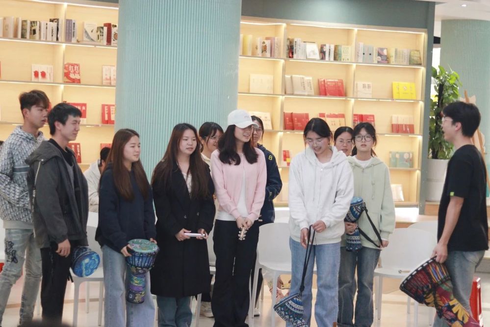 ͬÑâÃÇ×é¶Ó¾ÙÐÐÀÖÆ÷ÑÝ×à ͬÑâÃÇ×é¶Ó¾ÙÐÐÀÖÆ÷ÑÝ×à