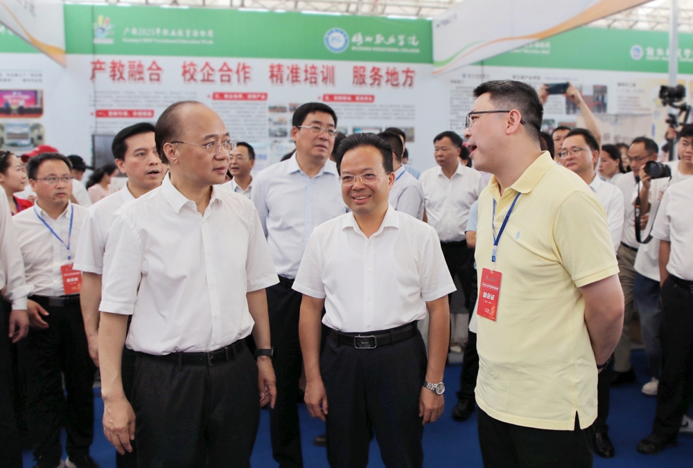 365���й�˾������������������ϯ��Ʒ����ǰ����һ�����������������������������ǰ�����������ѧУ��ѧ����