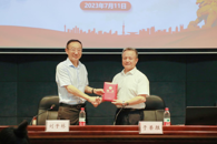 �������������Ժ�����������鳤����ʤƸ��Ϊ365���й�˾���θ�У������ר�⽲��