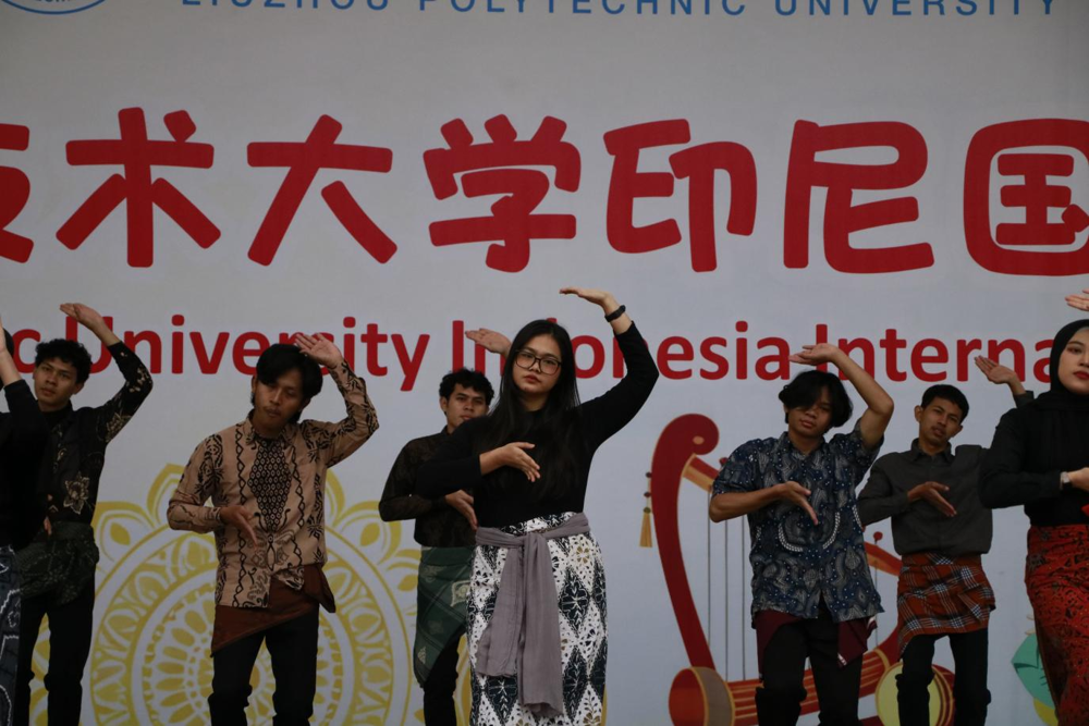 ¹Å°åÓ¡ÄáÎ赸Ñݳö ¹Å°åÓ¡ÄáÎ赸Ñݳö