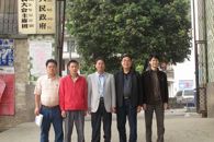 ��Ժ��һ����ũ��ָ��Ա��פ��ˮ�ض�ͷ��