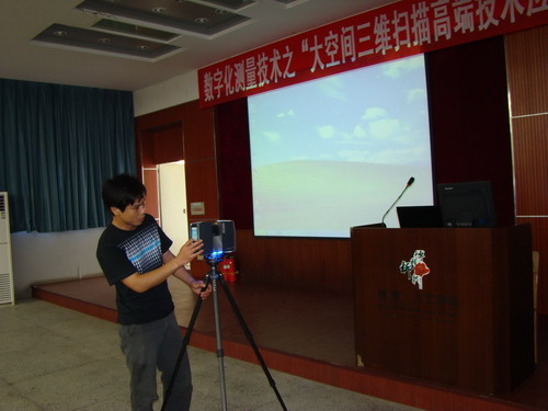 20110613170650321 ¹ðÁÖаÙÀûÖÆÔ칤³ÌÓÐÏÞ¹«Ë¾¹¤³ÌʦÔÚ²Ù×÷ÑÝʾ