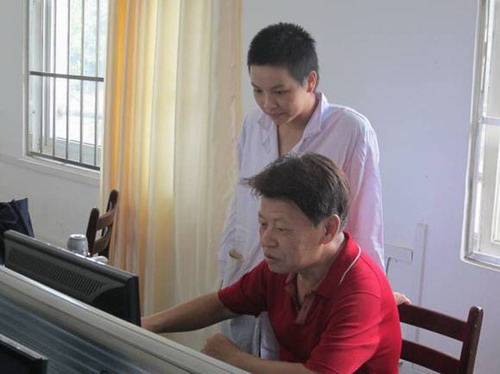 20121010173558220 陈奇教授悉心指导学生