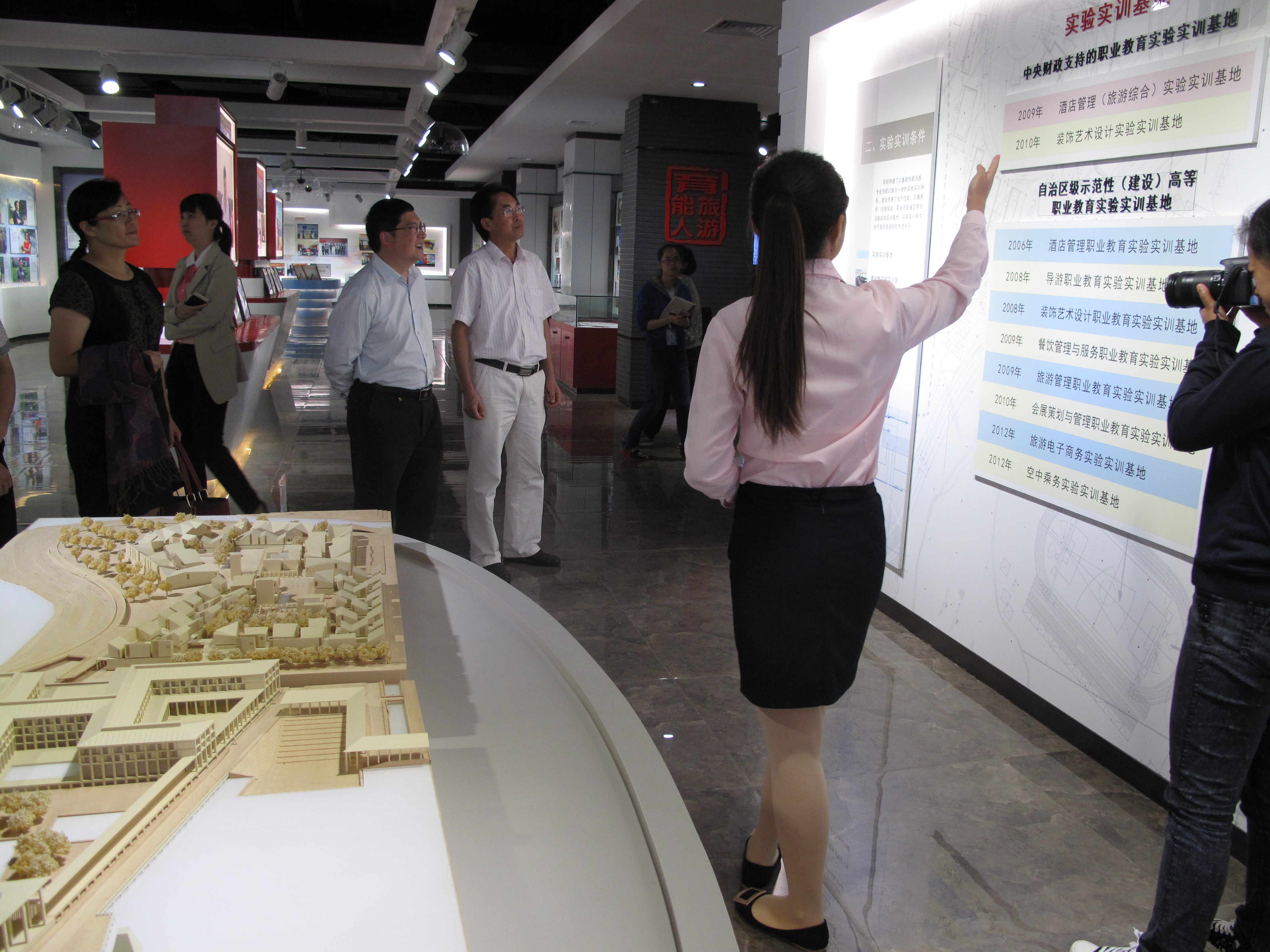 ���й������θߵ�ר��ѧУ��ѧЧ��չ��