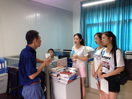 20150629123414502 º½¿Õ¹«Ë¾ÈÏÕæÈËΪ¿¼Éú´ðÒɽâ»ó