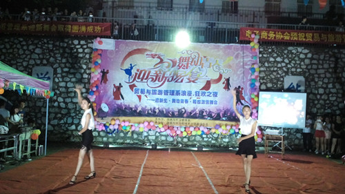 20151010012319175 º½¿Õ·þÎñרҵŮÉúË«ÈËǡǡÎèÑݳö