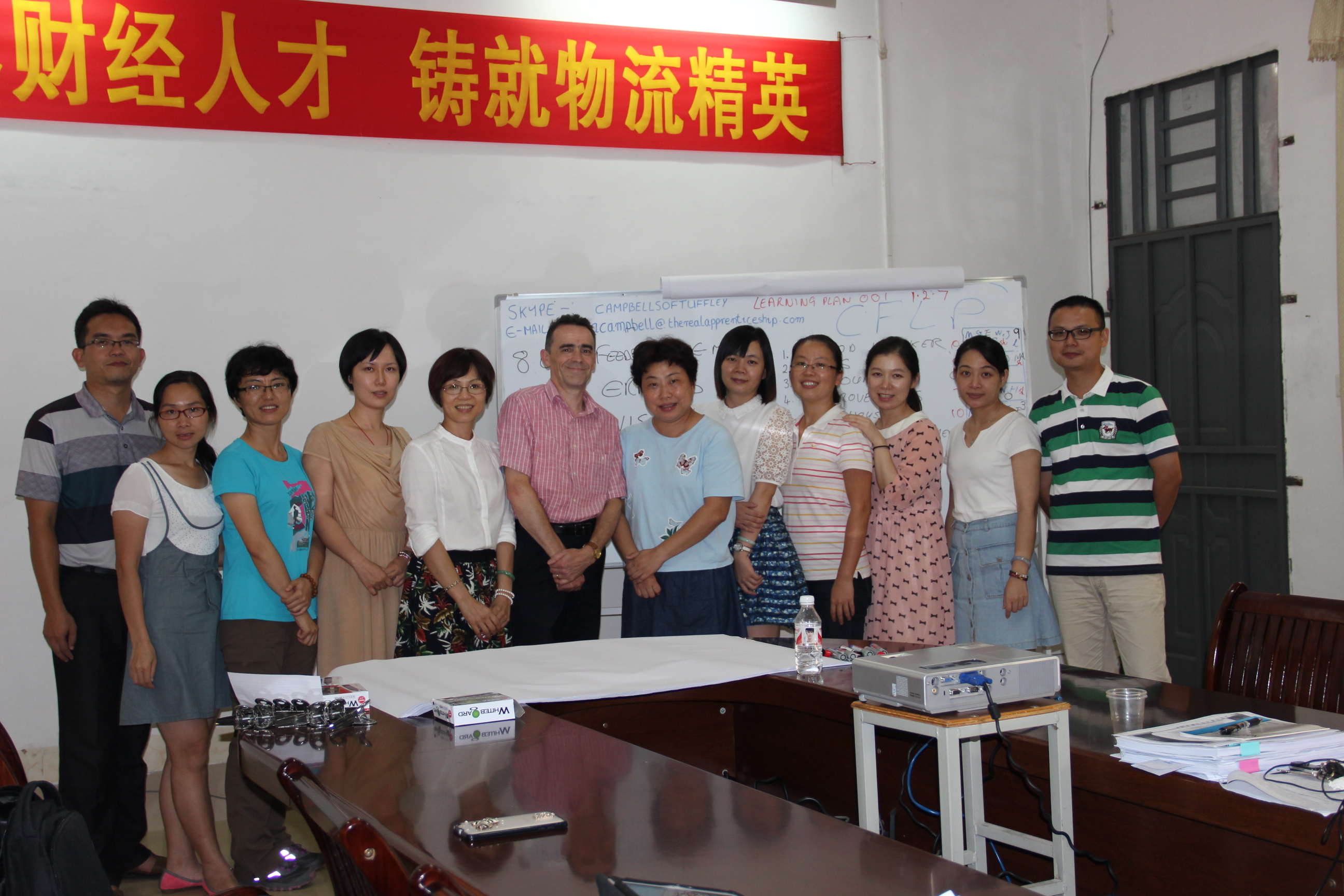 ��������רҵ�ִ�ѧͽ��Ӣ����ѵʦ������ʦ��ѵ