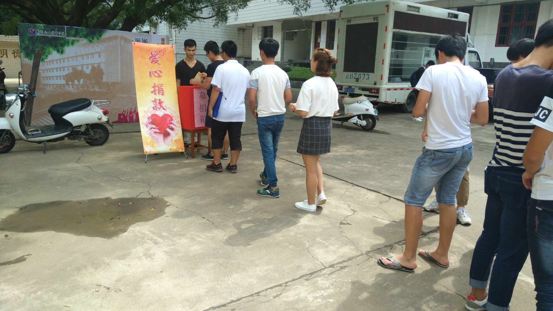 20161026173442802 ͬÑâÃÇÔÚÅÅ¶ÓÆÚ´ý¾èÇ®