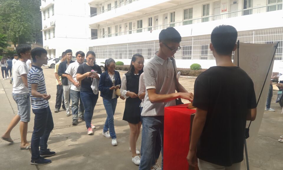 20161026173451103 ͬÑâÃÇÔÚÅÅ¶ÓÆÚ´ý¾èÇ®