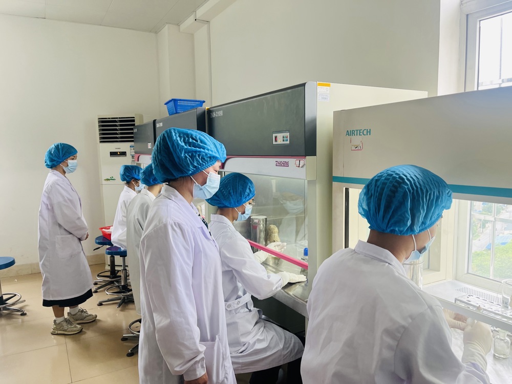 ѧÉúÔÚµ³Ô±Î÷ϯָµ¼Ï¿ªÕ¹¼ì²âʵÑé ѧÉúÔÚµ³Ô±Î÷ϯָµ¼Ï¿ªÕ¹¼ì²âʵÑé