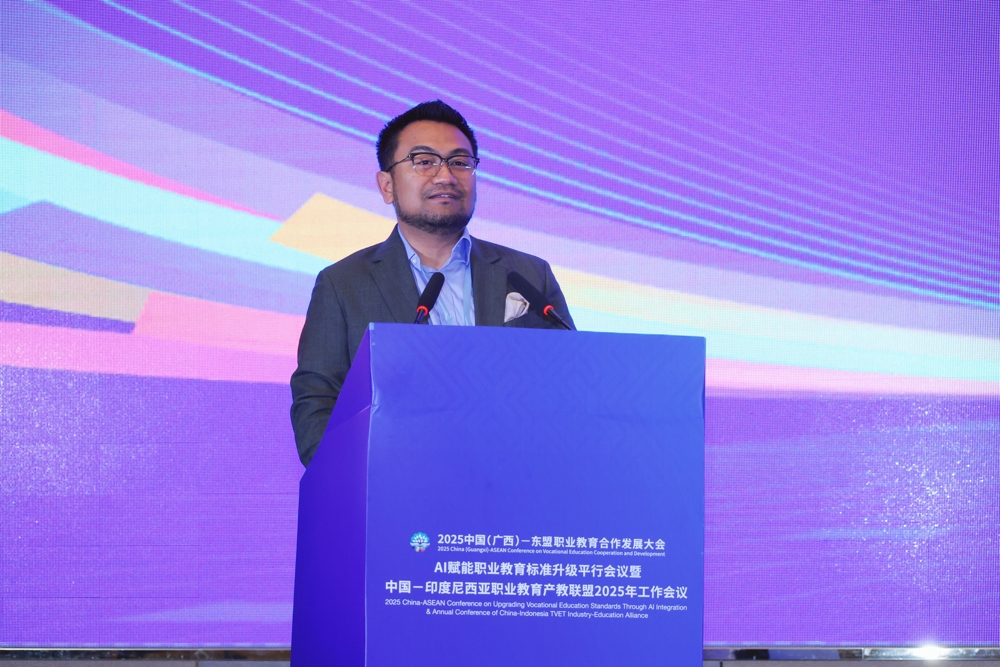 Oki Earlivan Sampurnoi delivered a speech