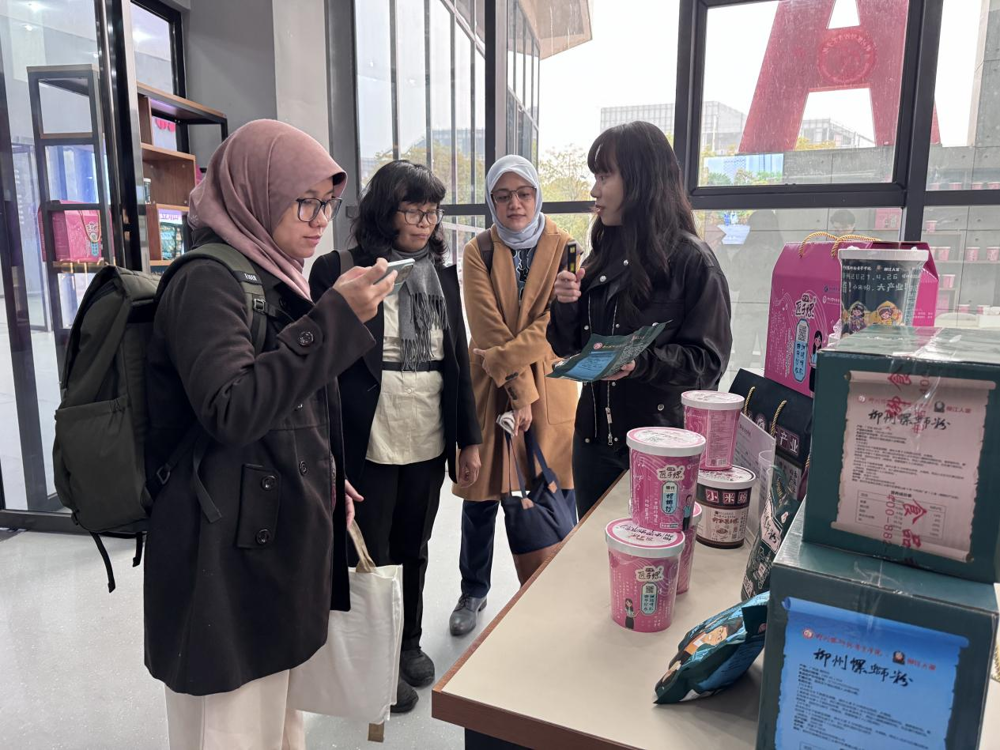 The delegation visits the School of Luosifen Industry