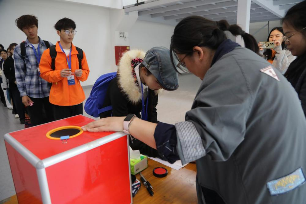 Contestants Were Drawing Lots for the Art Design Competition