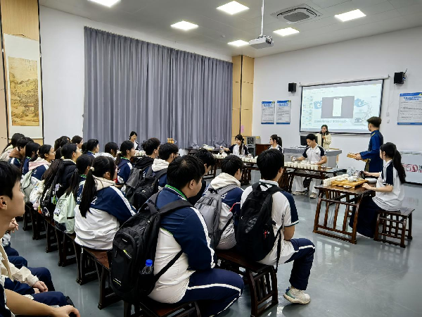 ó��ѧ�Ӳ���չʾ�ֳ�