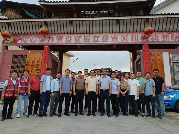 ѧУһ��������פ���һ��ǣ������Ա����Ӱ����