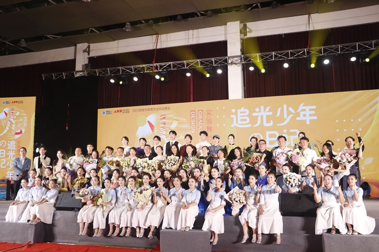 ¹ÛÑÝÏòµ¼¡¢¼Î±öÓëÈ«ÌåÑÝÔ±ºÏÓ° ¹ÛÑÝÏòµ¼¡¢¼Î±öÓëÈ«ÌåÑÝÔ±ºÏÓ°