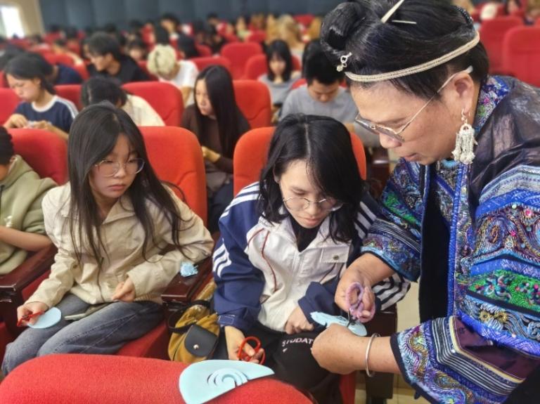 ÑîÏÈÉúÏÖ³¡Ê÷Ä£Ãç×å¼ôÖ½ ÑîÏÈÉúÏÖ³¡Ê÷Ä£Ãç×å¼ôÖ½